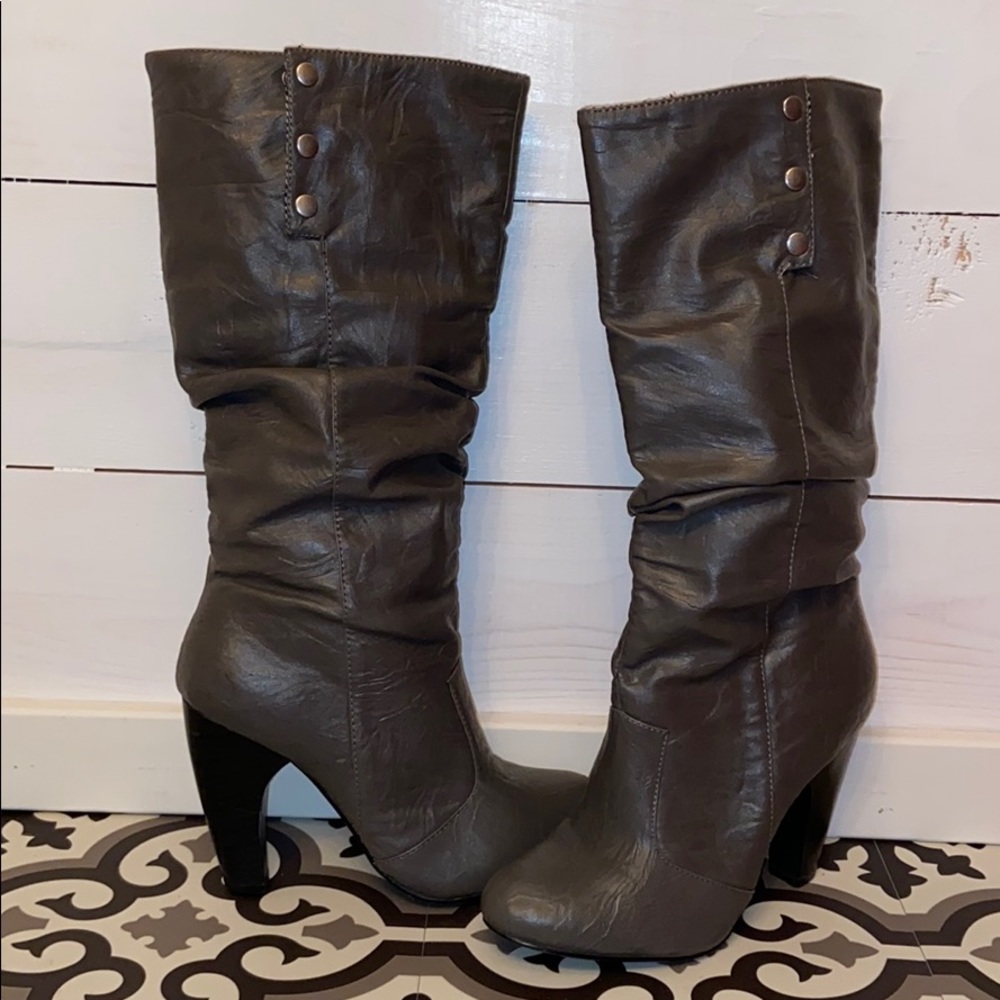 Faux leather grey heel boot sz6